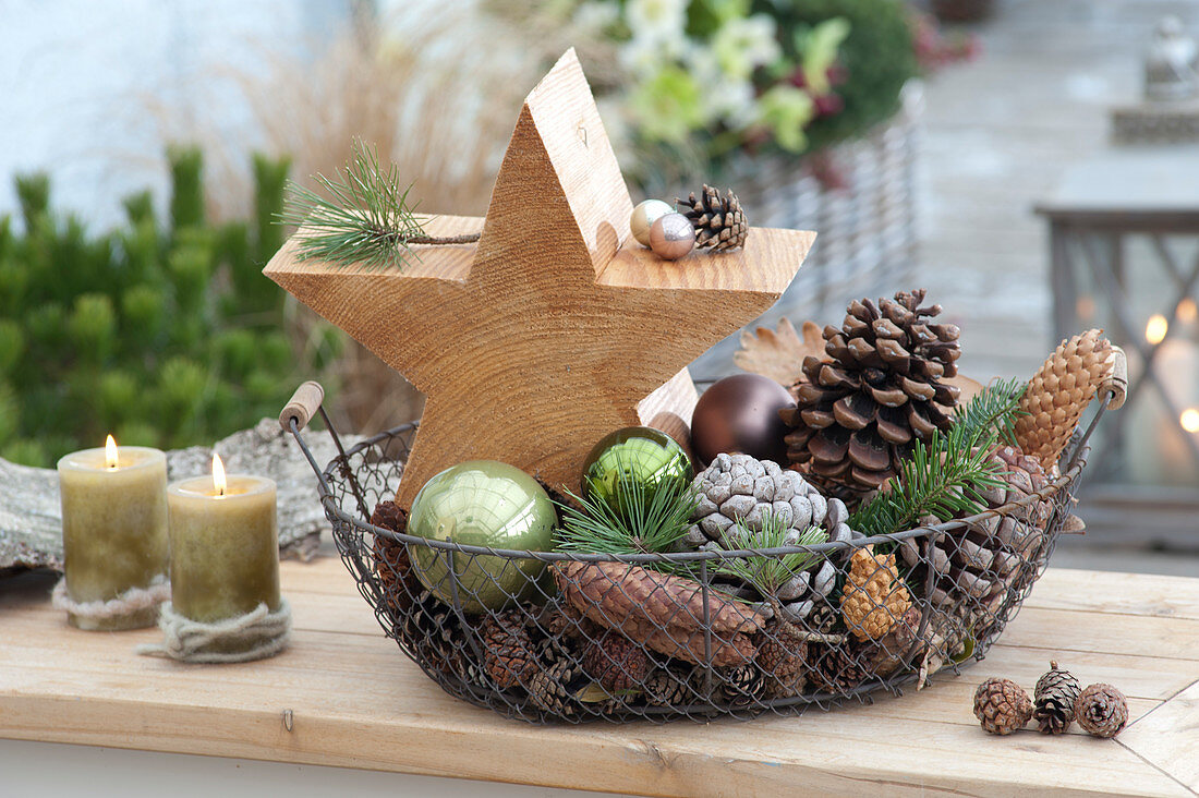 Small Christmas decoration in wire basket, homemade wooden star