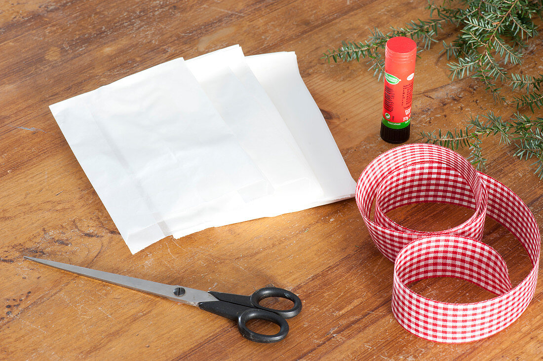 Papierstern aus Butterbrottueten basteln