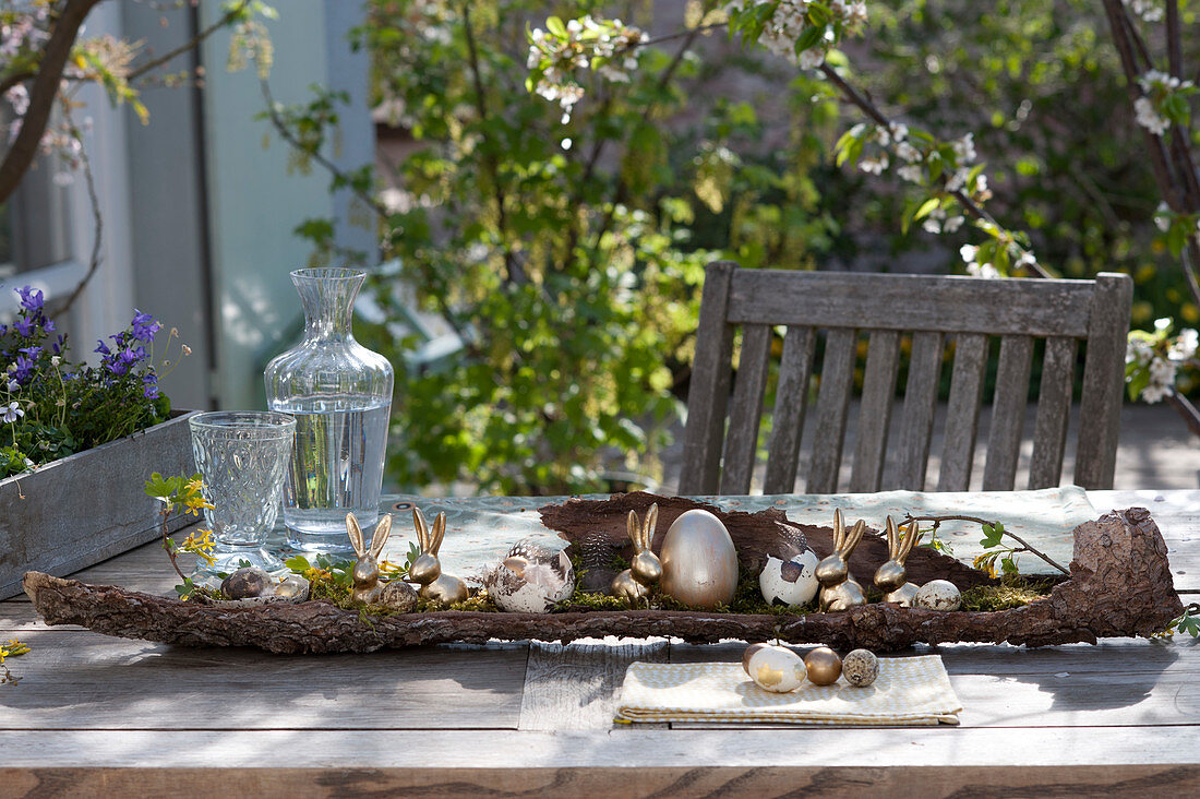 Ungewöhnliche Oster-Tischdekoration mit goldenen Osterhasen