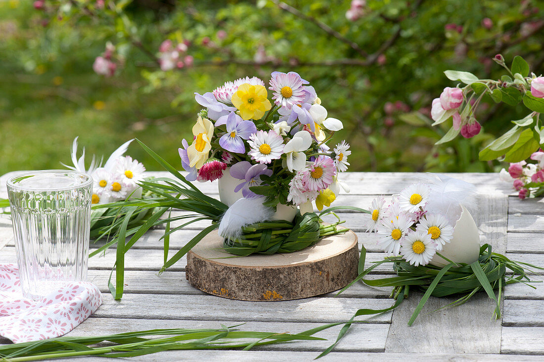 Small posy of Narcissus (Narcissus), Viola cornuta