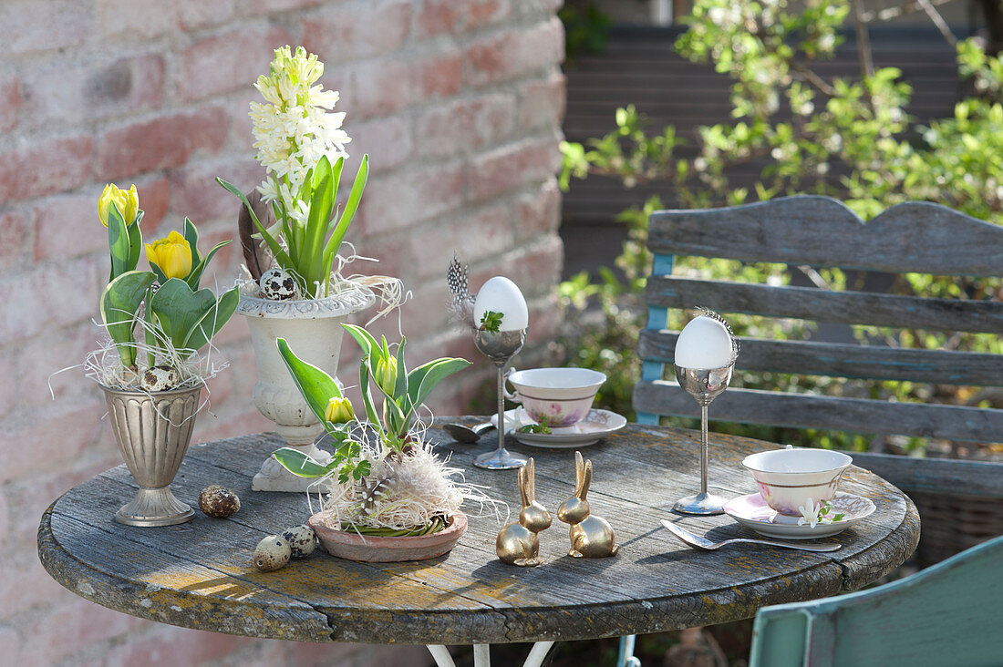 Small Easter breakfast with Hyacinthus 'White Pearl' (Hyacinth)