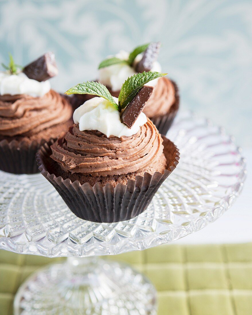 Cupcake mit Schokoladencreme und Minze