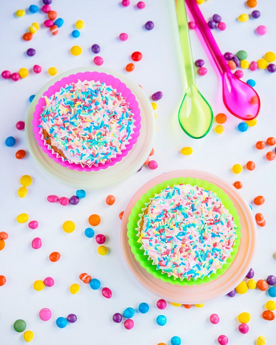 Cupcakes mit bunten Zuckerstreuseln
