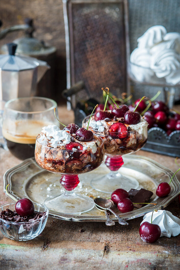 Schokoladen-Baiser-Dessert mit Kirschen