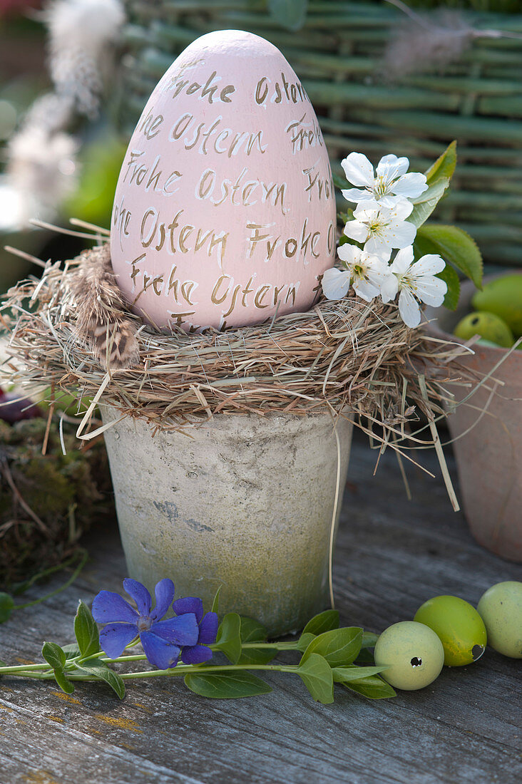 Keramik-Osterei mit Beschriftung :  Frohe Ostern