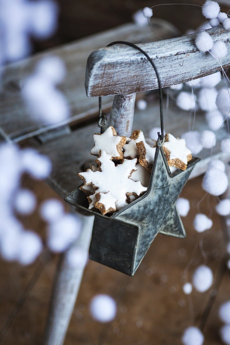 Cinnamon star biscuits in old tin star