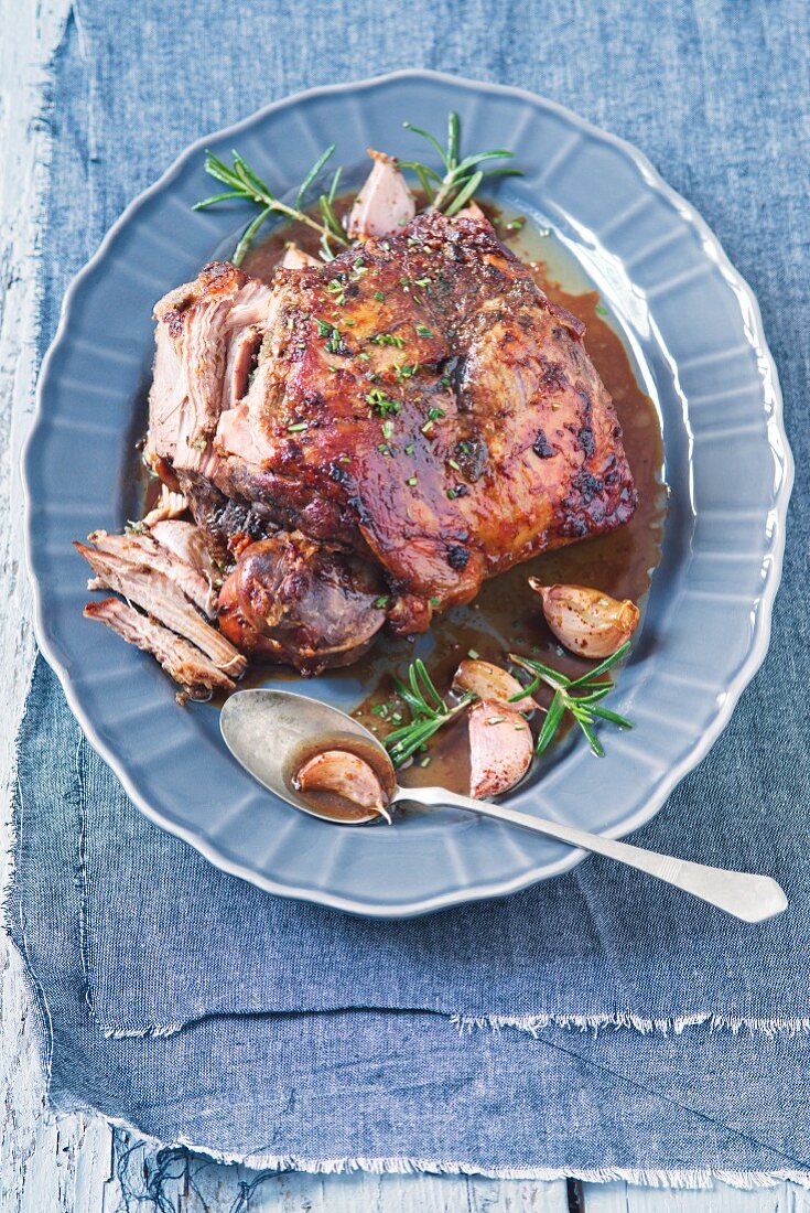 Lammbraten mit Rosmarin und Knoblauch