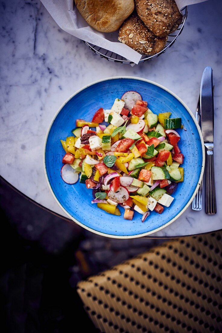 Griechischer Salat auf blauem Teller