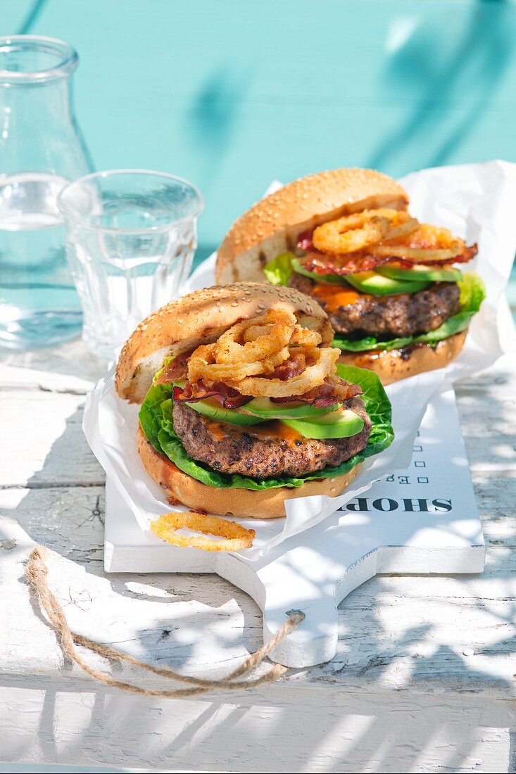 Grilled hamburgers with avocado and onions