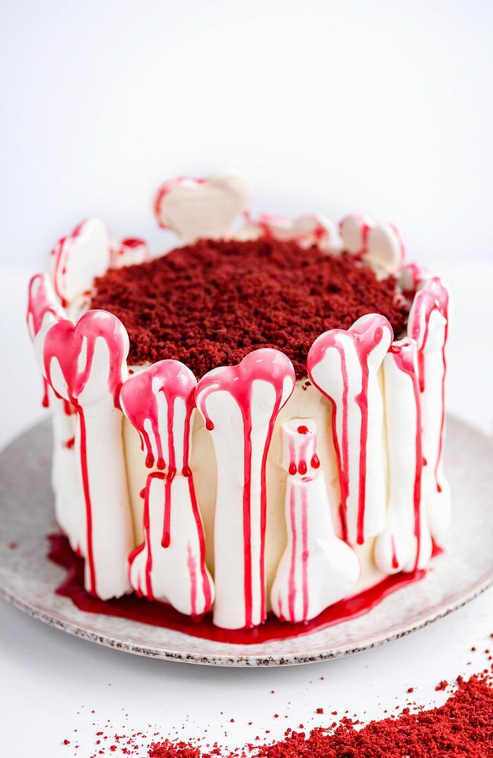 Red Velvet Cake mit Baiser-Knochen für Halloween