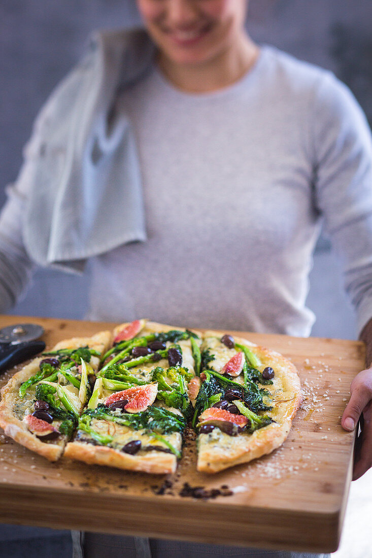 Grilled pizza with stemmed cabbage, figs, olives and blue cheese