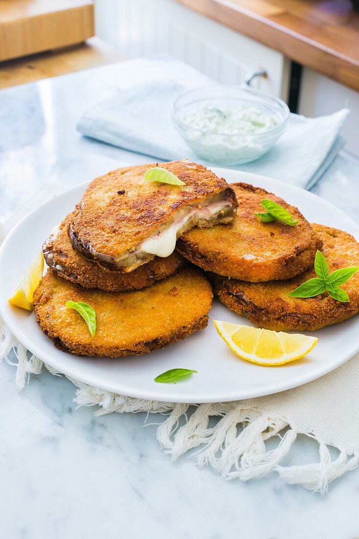 Frittierte Auberginenscheiben, gefüllt mit Käse und Schinken (Italien)