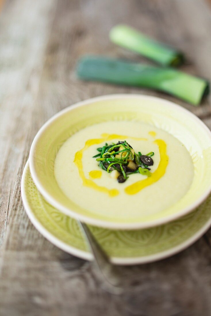 Leek soup with ginger and apple