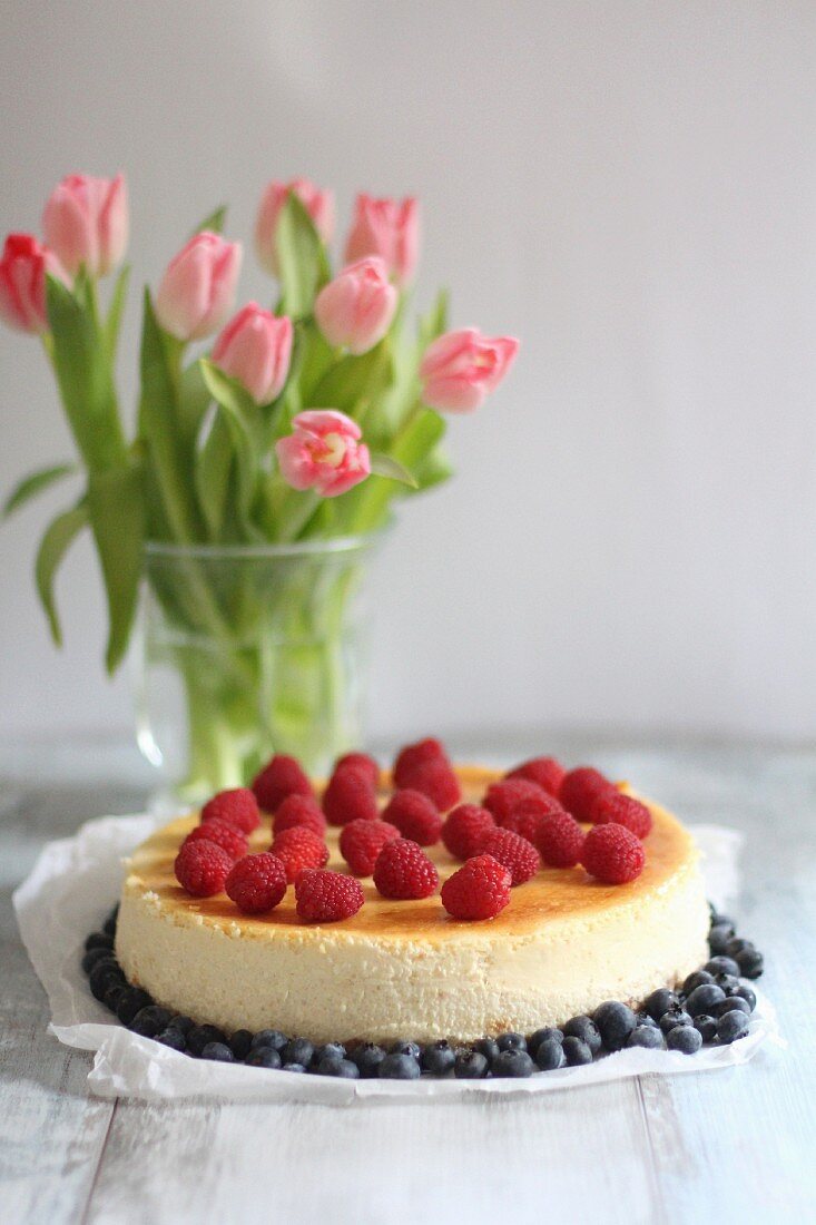 Käsekuchen mit Himbeeren und Heidelbeeren