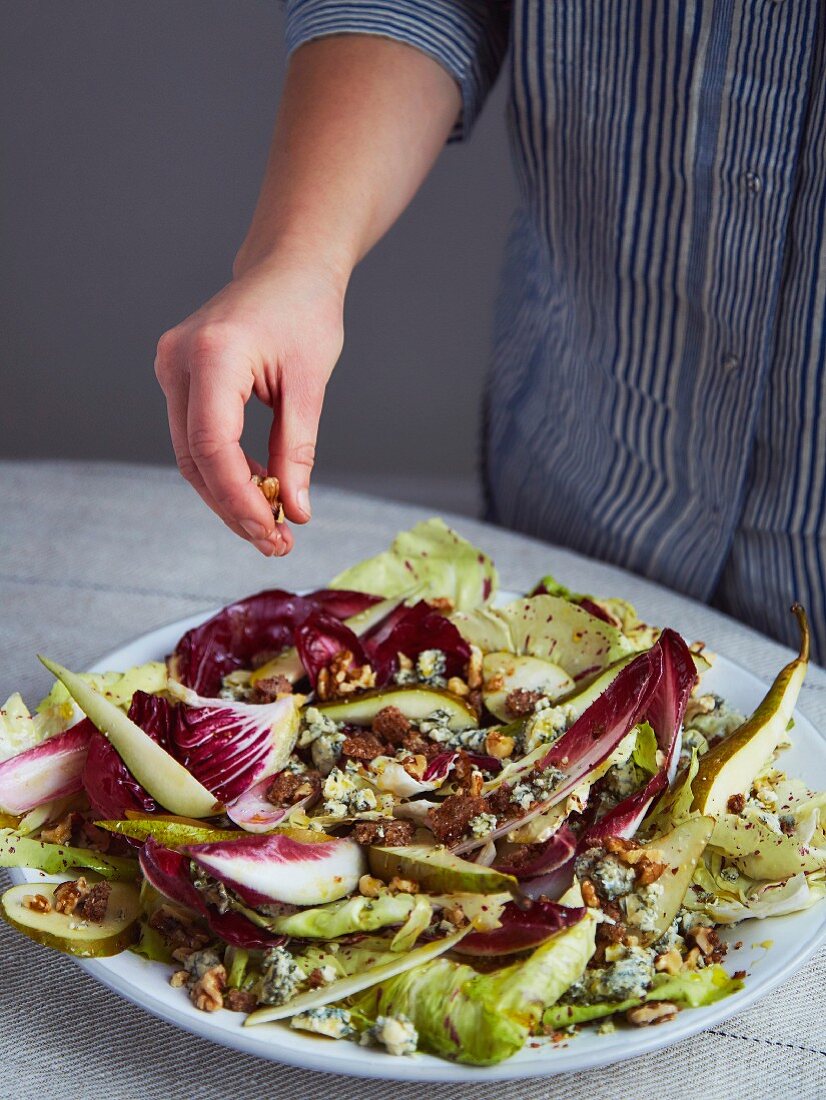 Radicchiosalat mit Erbsensprossen, Birnen, Walnüssen und Blauschimmelkäse