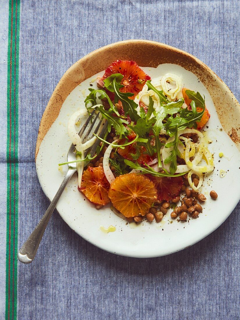 Fenchelsalat mit Blutorange, Dillöl und grünen Linsen