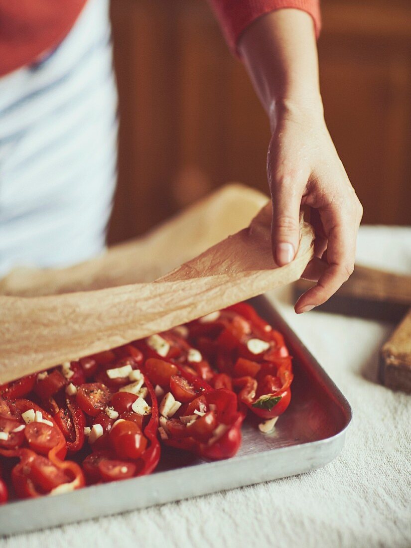 Gefüllte Paprika mit Feta vorbereiten