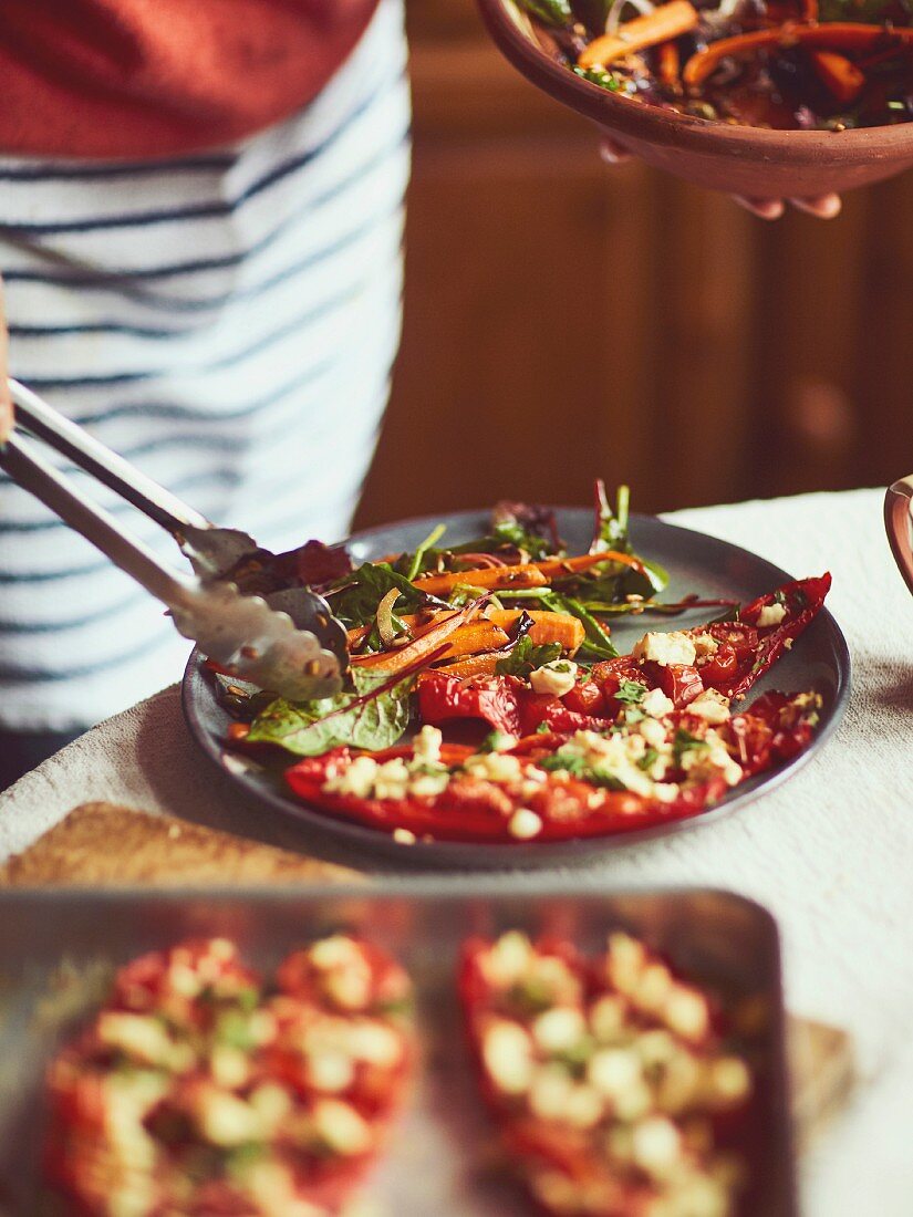 Karamellisierte Karotten mit gemischtem Blattsalat, gerösteten Pinienkernen und gefüllte Paprika mit Feta