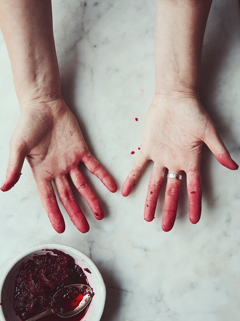 Durch Rote Bete gefärbte Hände