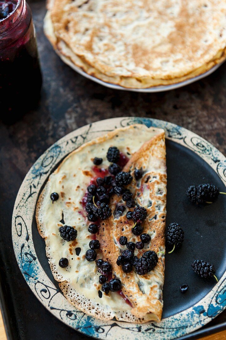 Crepes mit schwarzer Johannisbeermarmelade, Brombeeren und Heidelbeeren