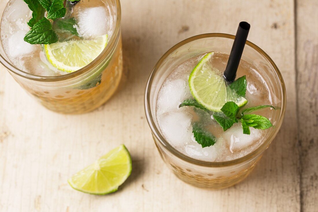 Cocktails with gin, ginger ale and mint