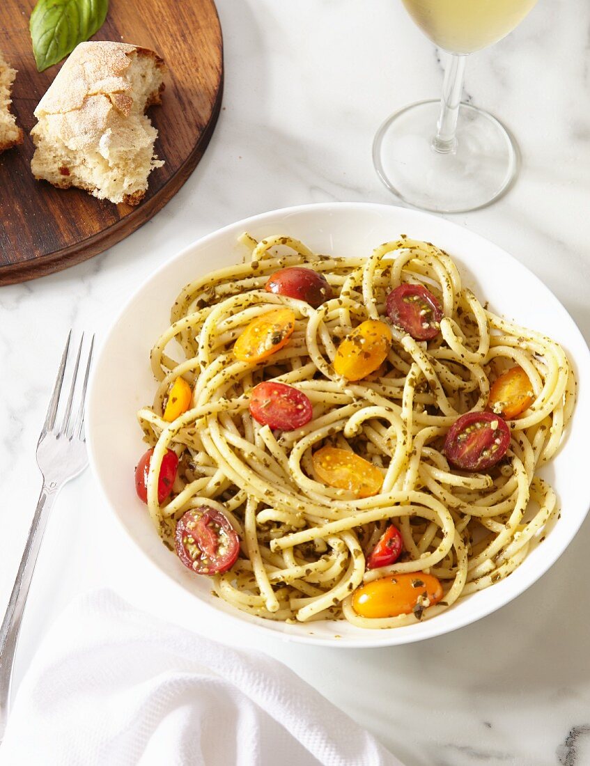 Spaghetti mit Pesto und Tomaten