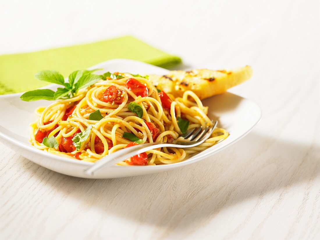 Pasta with tomatoes, garlic and basil