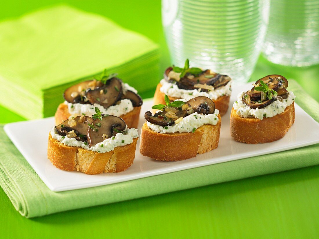 Crostini mit Ziegenkäse und Champignons