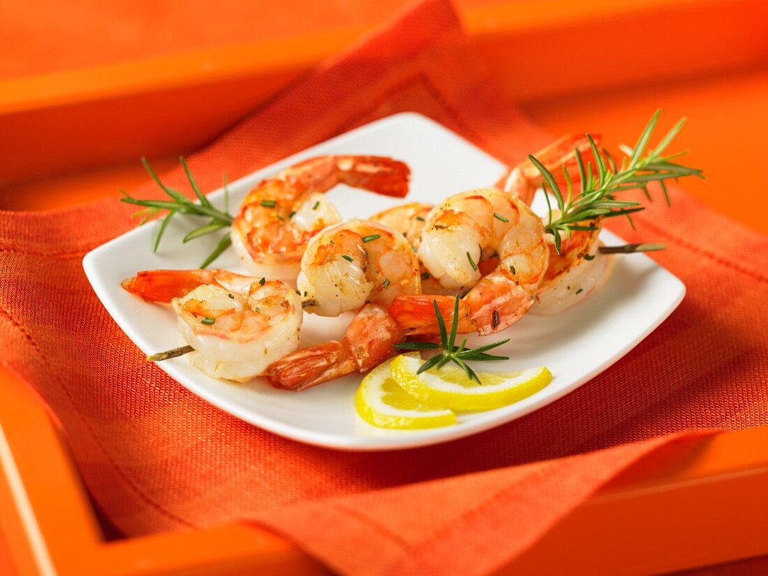 Shrimp and rosemary kebabs with lemon