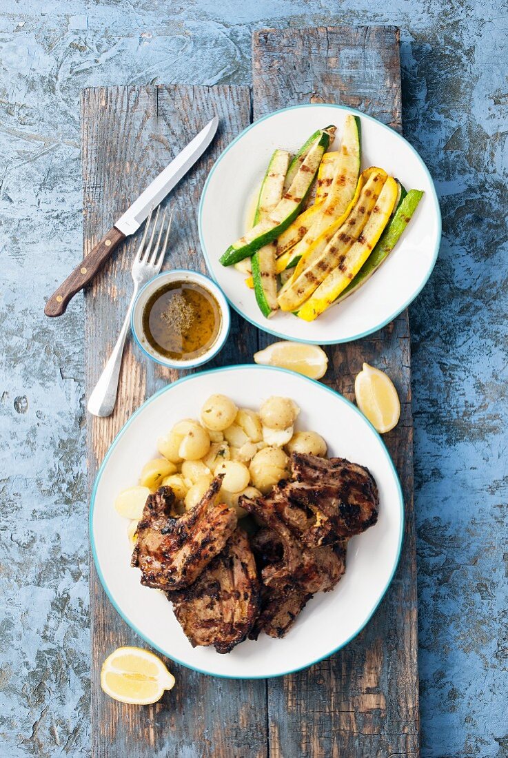 Gegrillte Lammkoteletts mit Kartoffeln und Zucchini