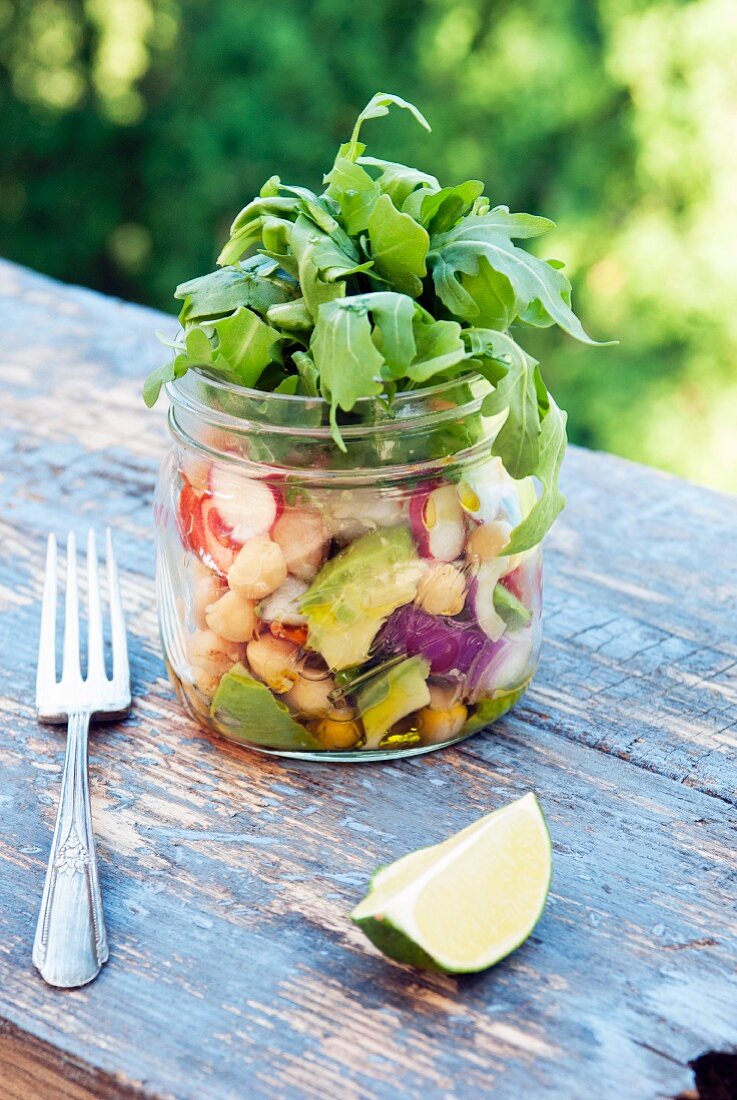 Gesunder Gemüsesalat im Glas zum Mitnehmen