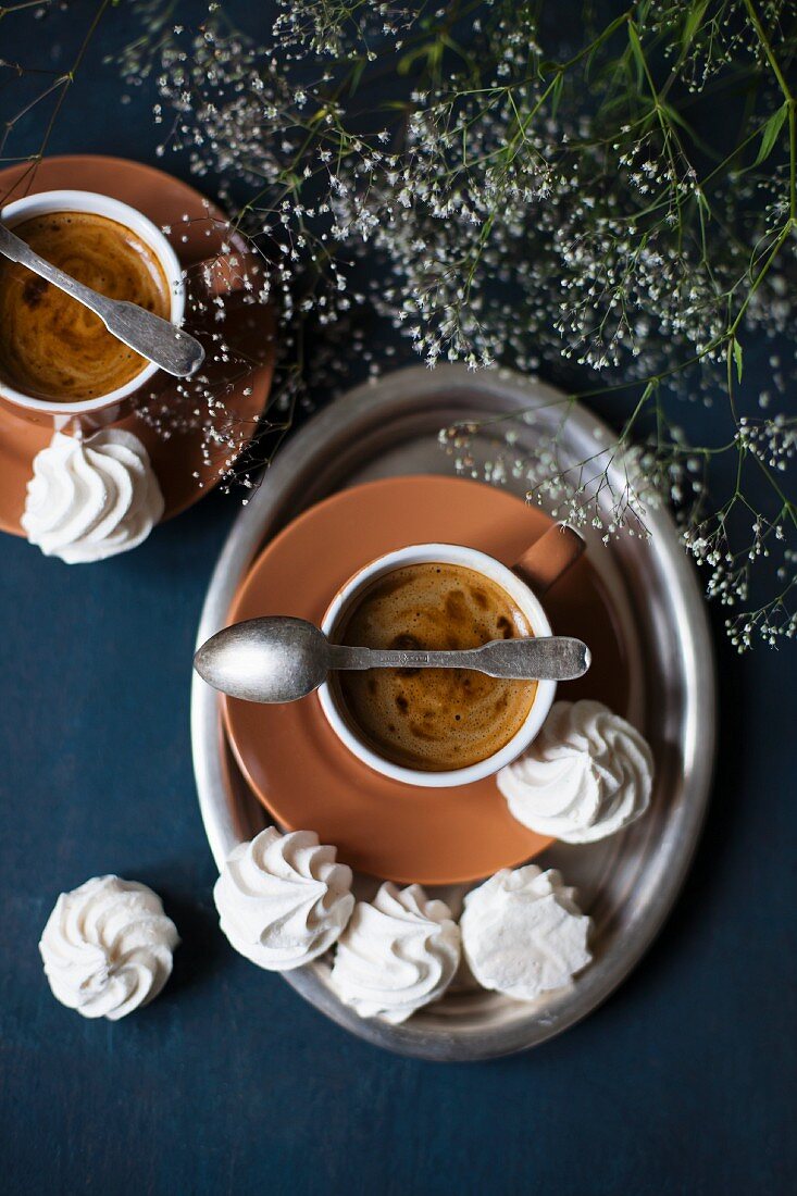 Espresso und Baiserplätzchen