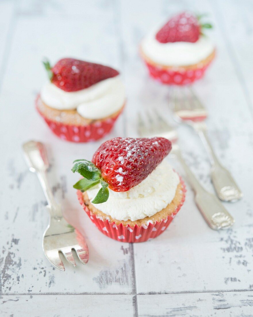 Cupcakes with strawberries and cream