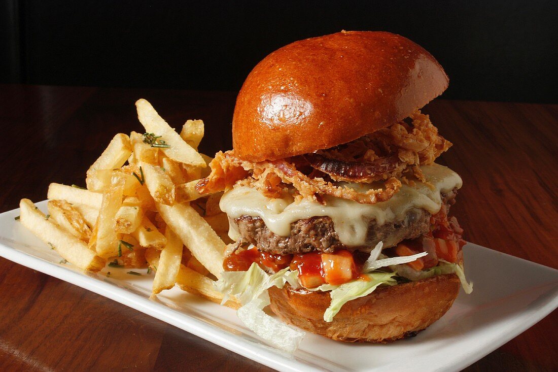 Cheeseburger und Pommes mit gebratener Zwiebel