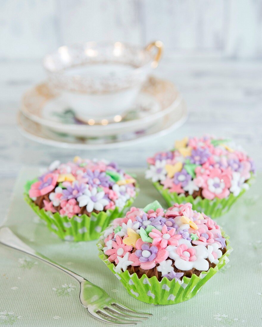 Cupcakes verziert mit Zuckerblüten