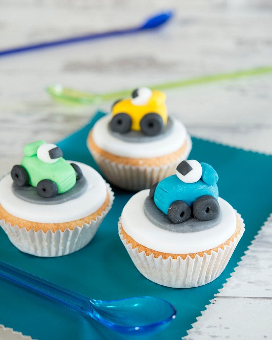 Cupcakes für die Kinderparty dekoriert mit Autos aus Fondant