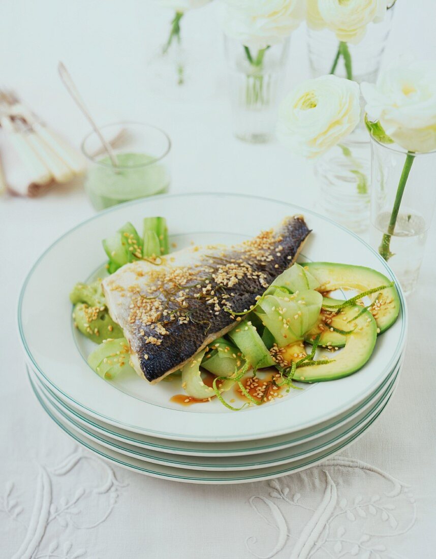 Fisch mit Sesam und Gurkensalat (Asien)