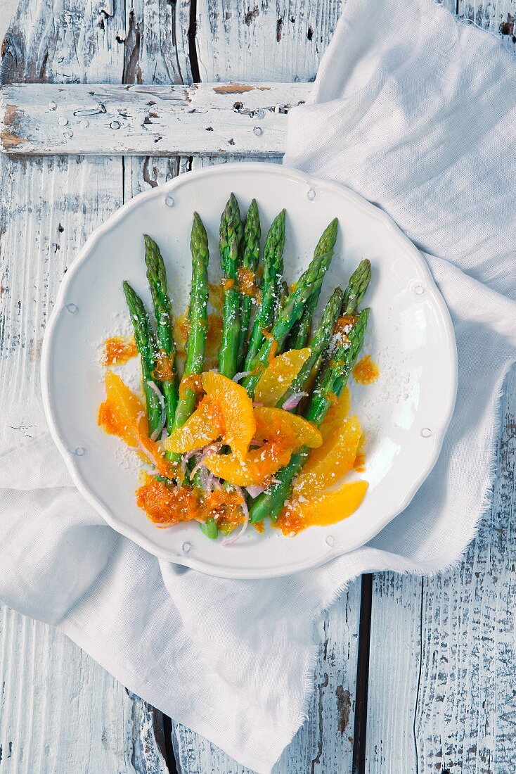 Green asparagus with oranges