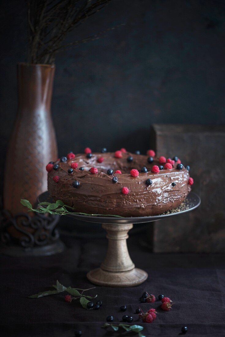 Chocolate and berry cake (vegan)