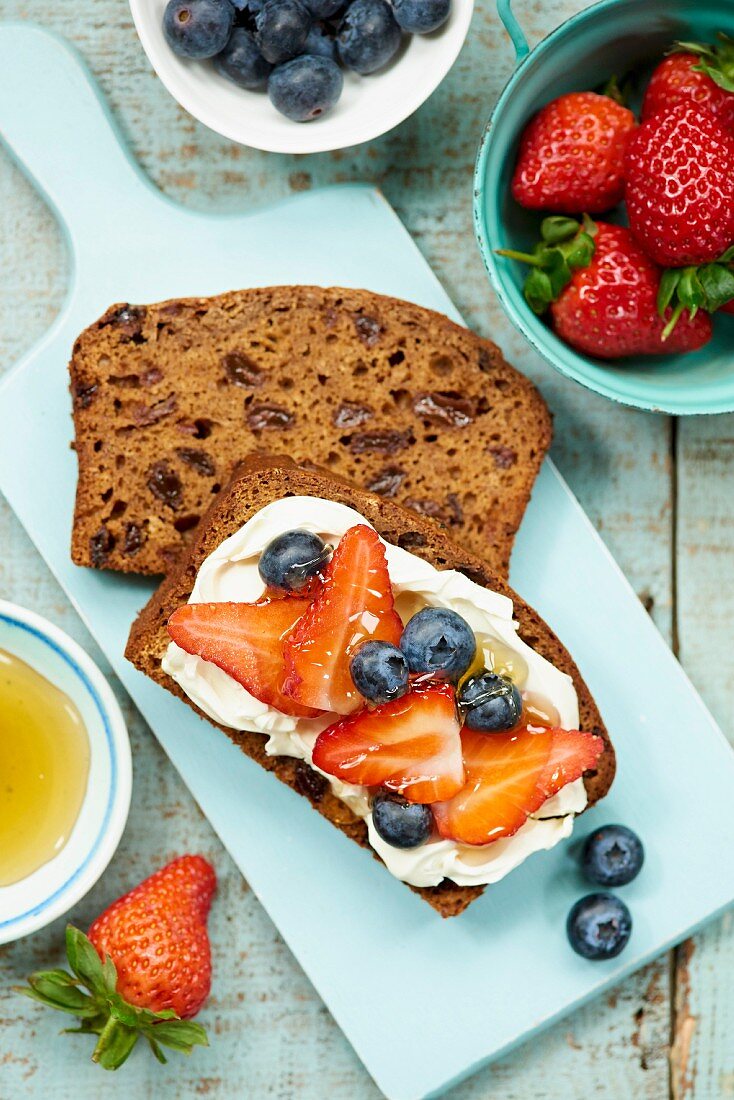 Bananenbrot mit Mascarpone, Beeren und Honig