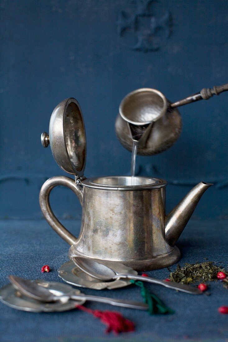 Teezubereitung in Silberkanne