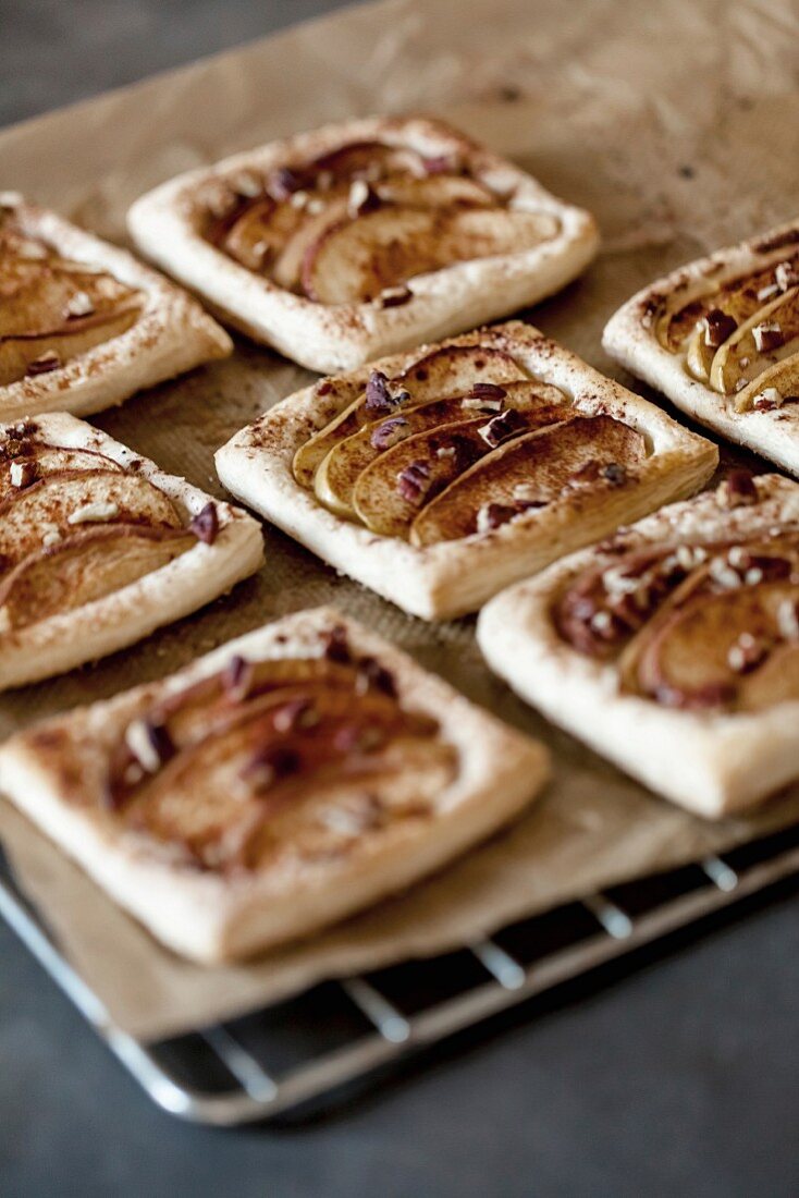 Blätterteiggebäck mit Birnen und Schokolade