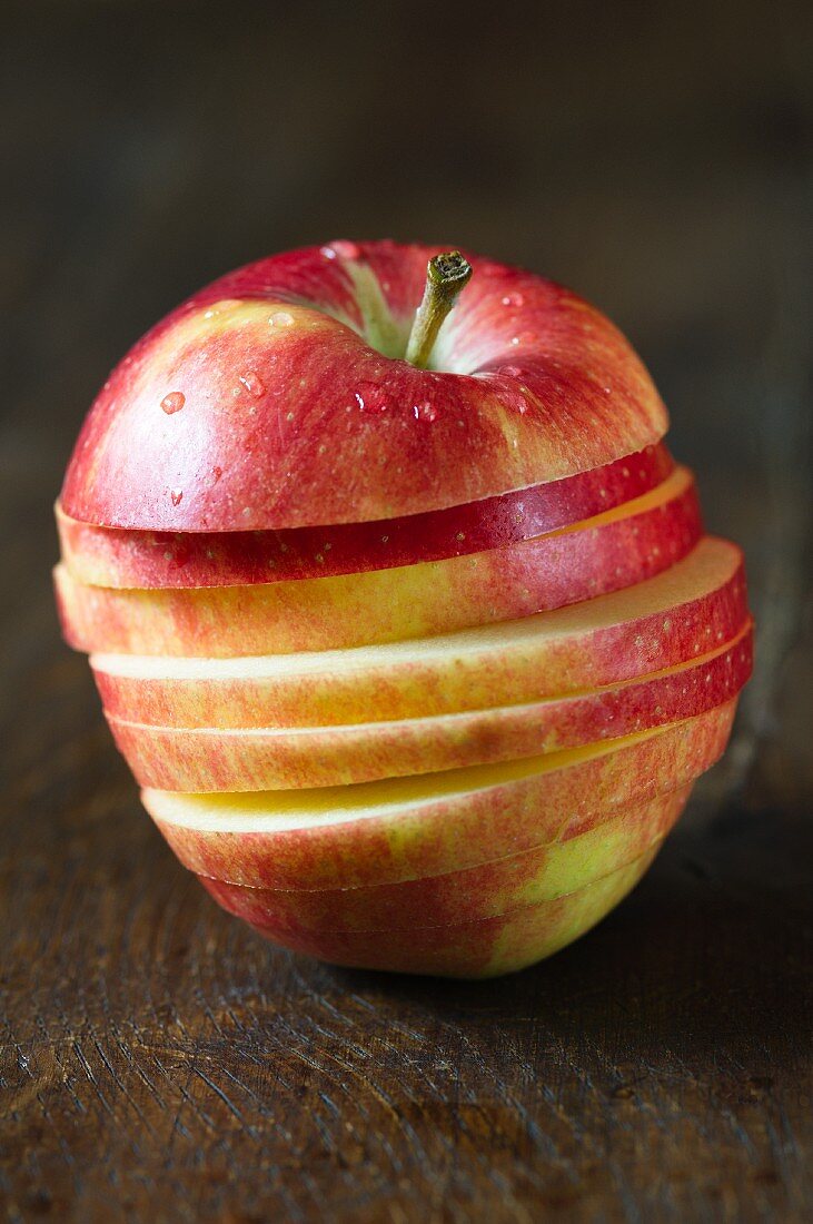 Ein frischer Apfel in Scheiben geschnitten