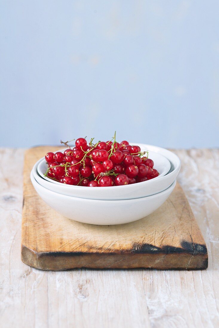 Red currants in a small bowl