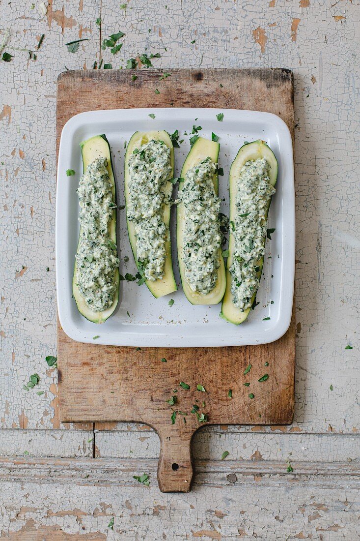 Zucchini mit Kräuter-Frischkäsefüllung (Aufsicht)