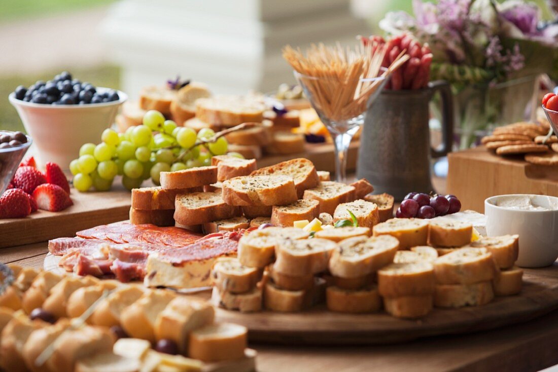 Verschiedene Partysnacks auf Holztisch