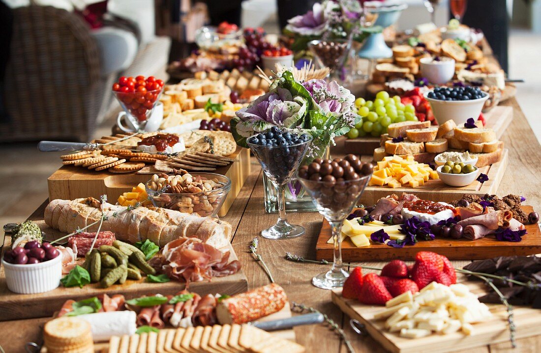 Verschiedene Partysnacks auf Holztisch