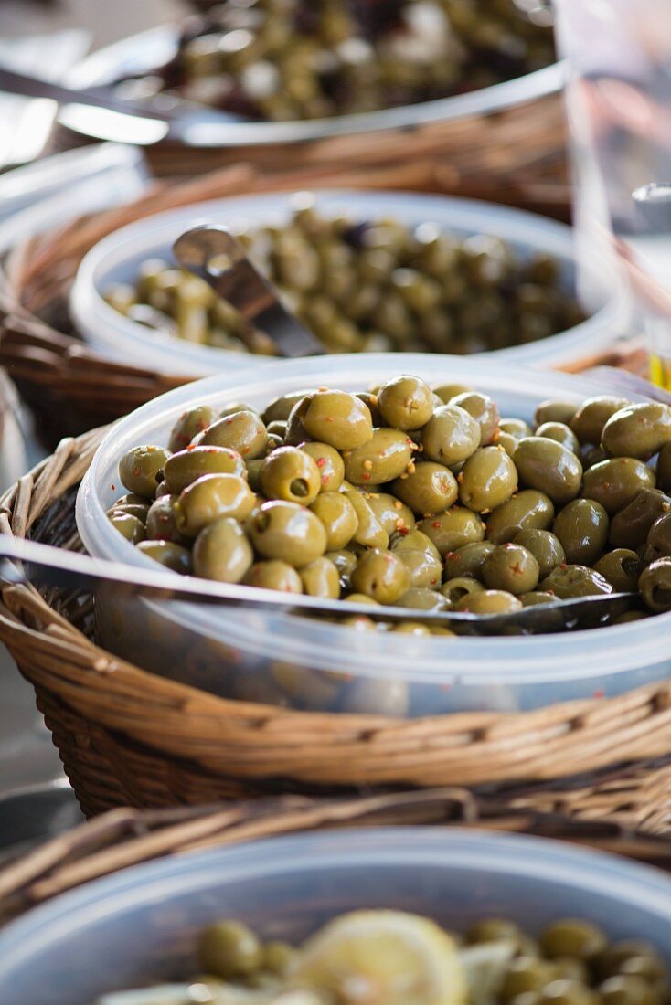 Griechische Oliven mit Chiliflocken auf dem Markt