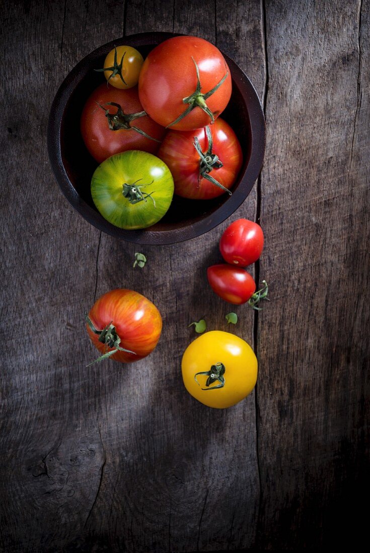 Verschiedene Heirloom Tomaten auf Holzbrett