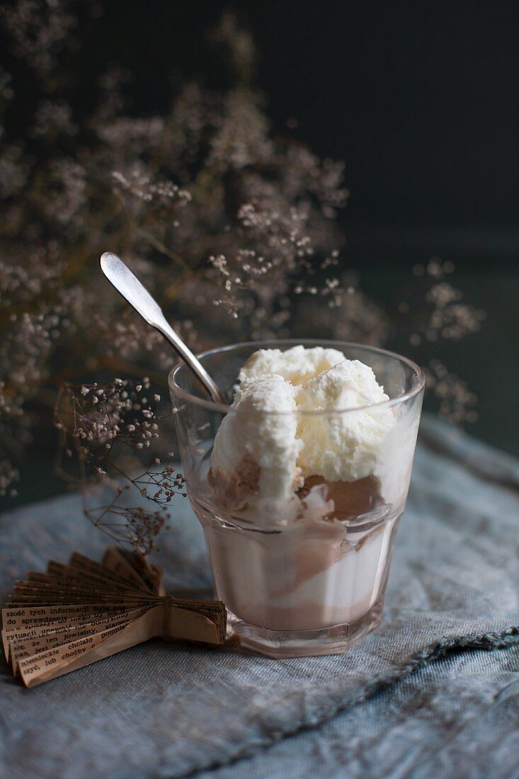 Vanille-Karamell-Eis im Glas